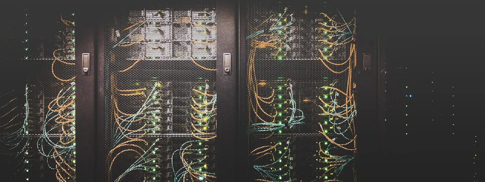 Salle de serveurs avec câbles réseau colorés — DORA et le code LEI des prestataires TIC